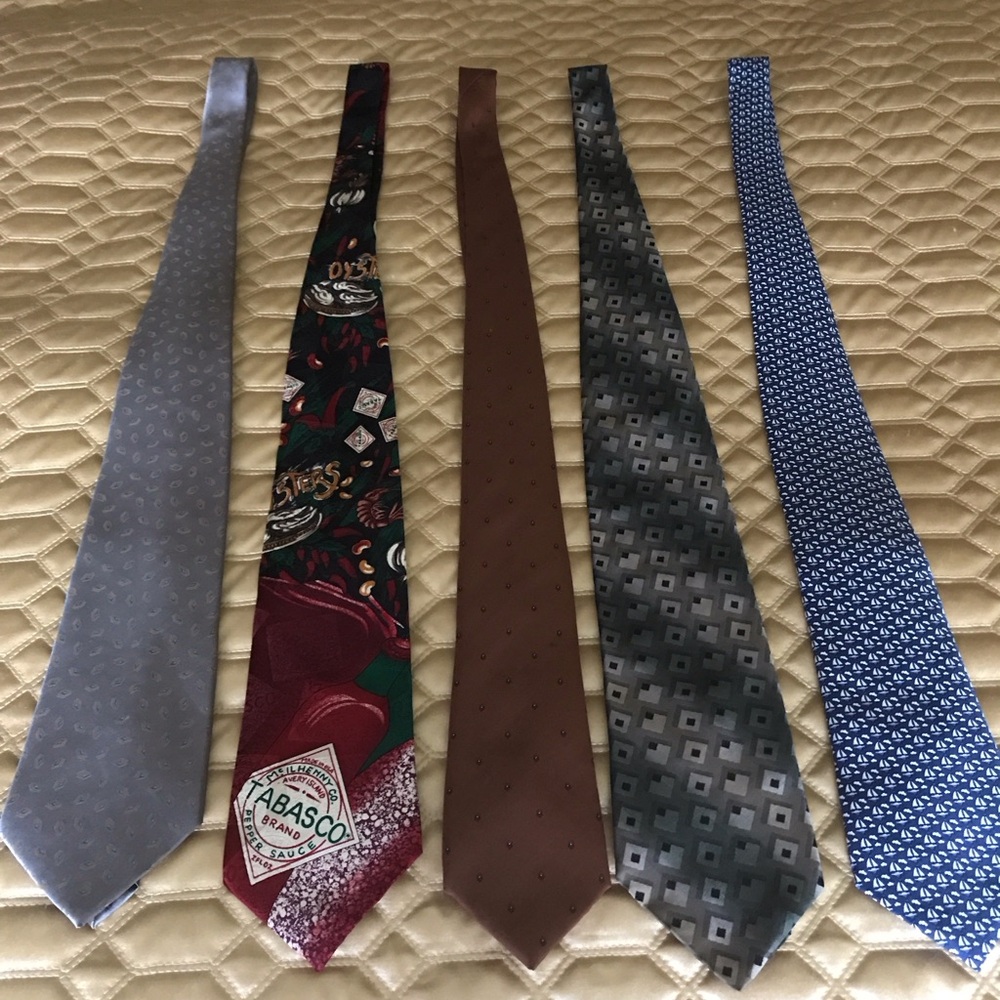 Bundle of 5 silk ties. Excellent condition. 
Approximate length 55” width 3-4”